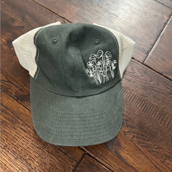 Sportsman Green and Cream Baseball Cap with Floral Embroidery - Picture 6 of 11